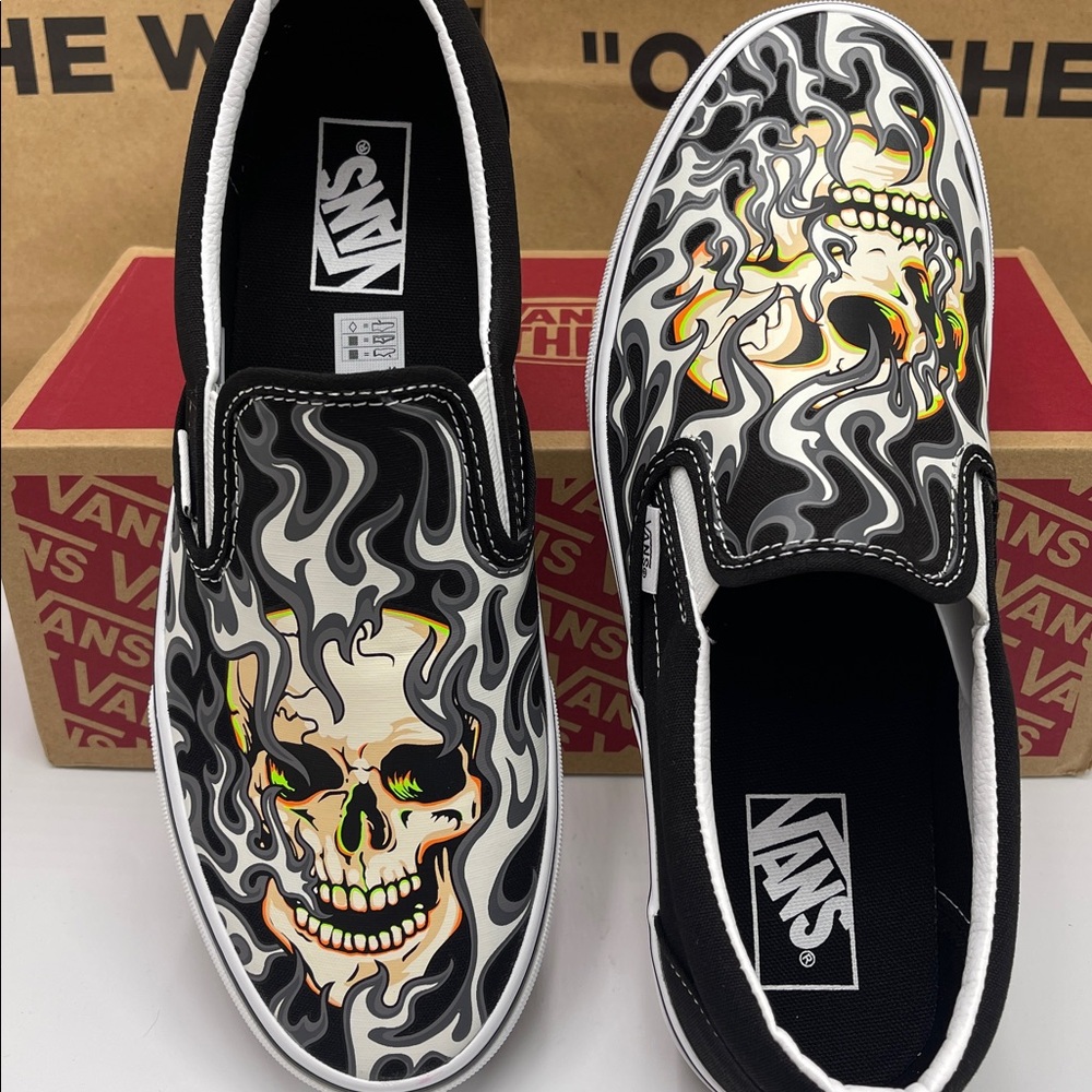 Vans Men’s Classic Slip-On
Flame Skull Black/True White
VN0009Q7BMX Sneakers - Picture 14 of 16